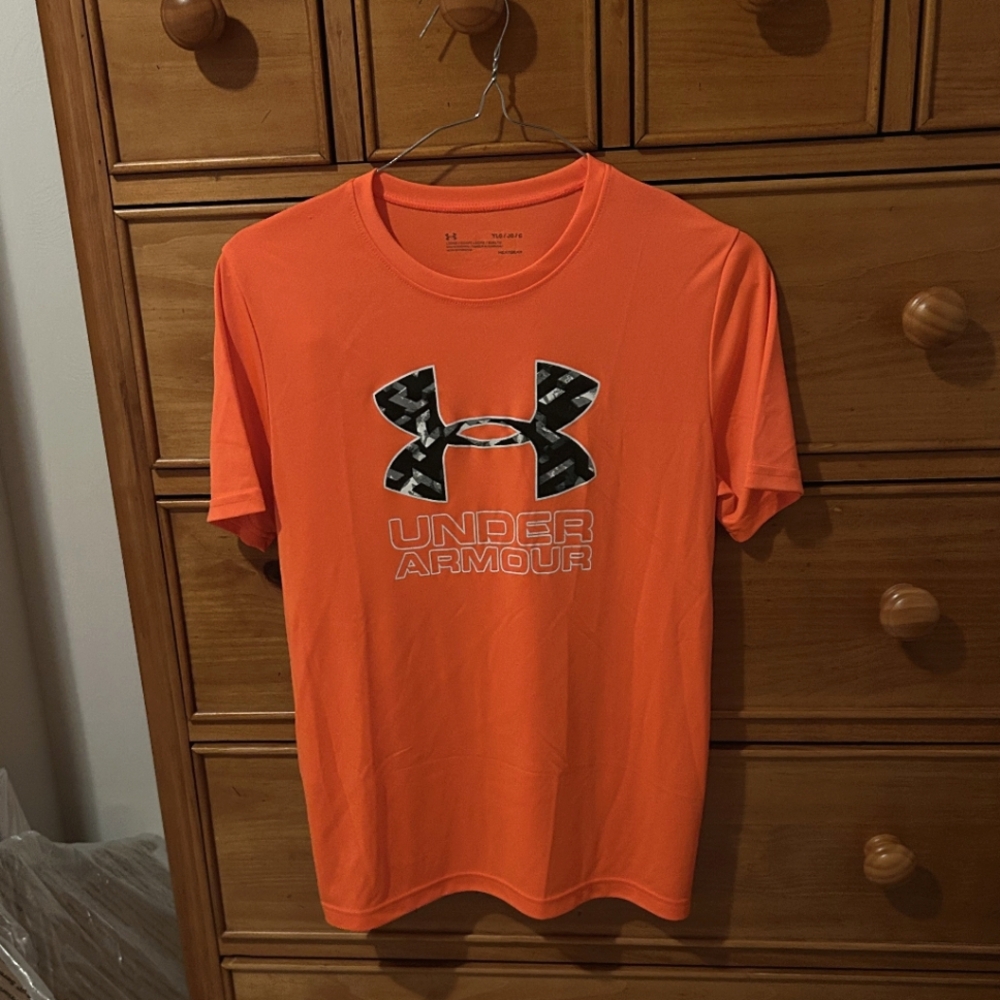 Orange Under Armour HeatGear Shirt. Size Boys Large!